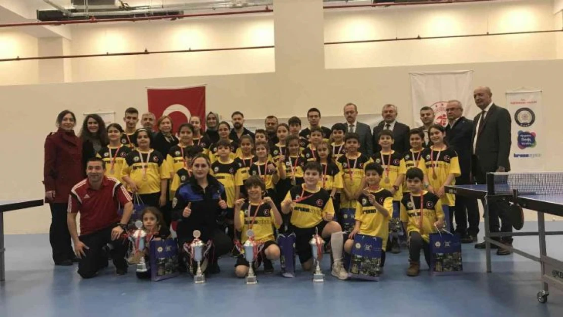 'Hayata Renk Verelim' projesinde başarı gösteren sporculara ödülleri verildi