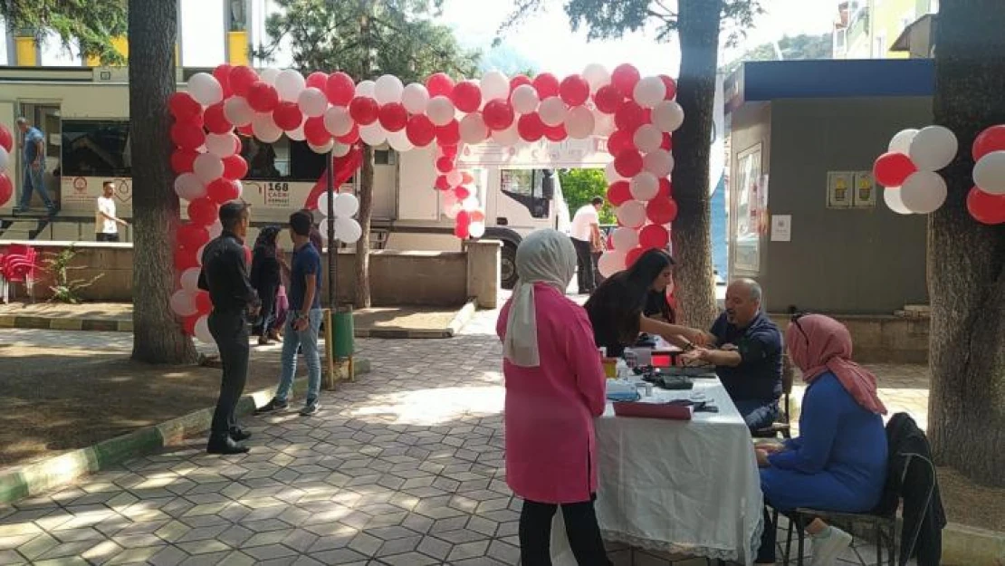 'Kan Bağışı Festivali'ne yoğun ilgi: Öğrenciler birbirleriyle yarıştı