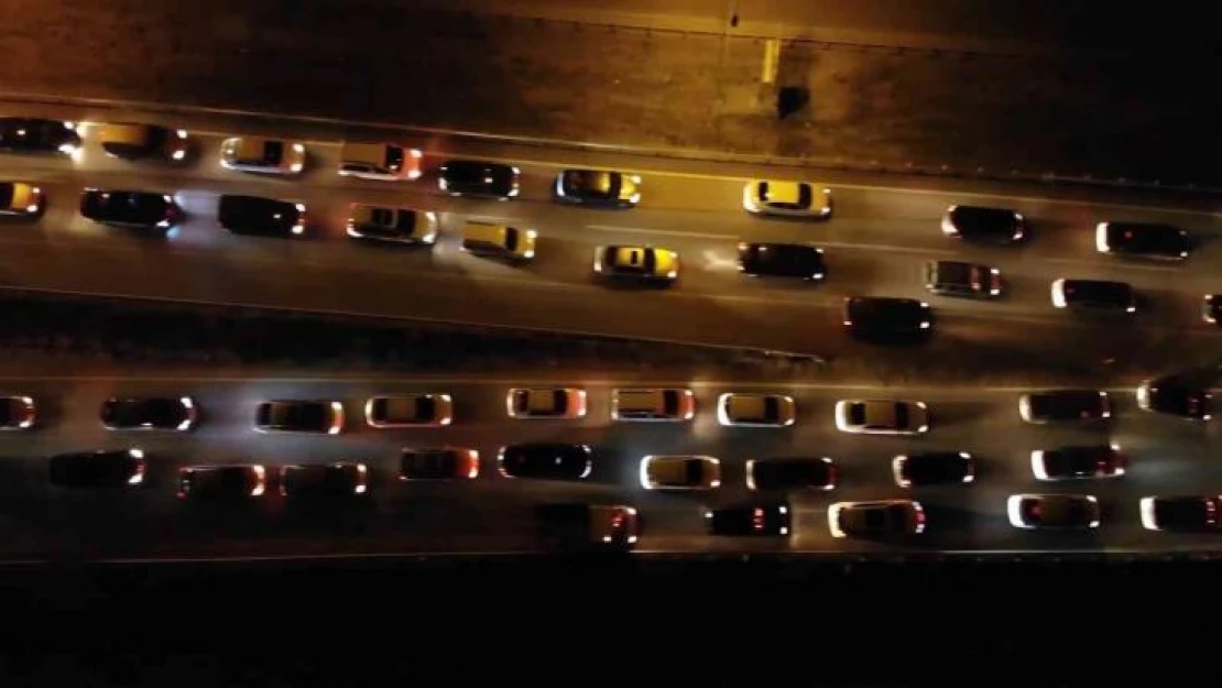 'Kilit kavşak' Kırıkkale'de trafik yoğunluğu: Tatilcilerin dönüş yolculuğu sürüyor