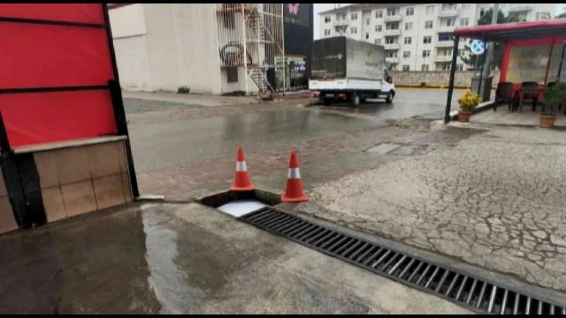 100 kiloluk mazgal kapağını sırtlayıp böyle çaldı