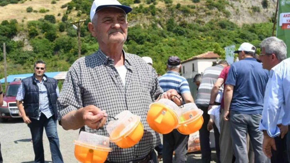 100 üreticiye 1400 Akdeniz meyve sineği tuzağı dağıtıldı