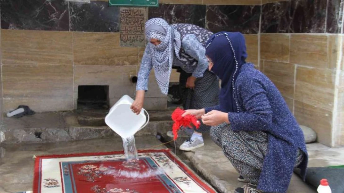 110 yıllık çeşmede bayram öncesi halılar yıkanmaya başlandı