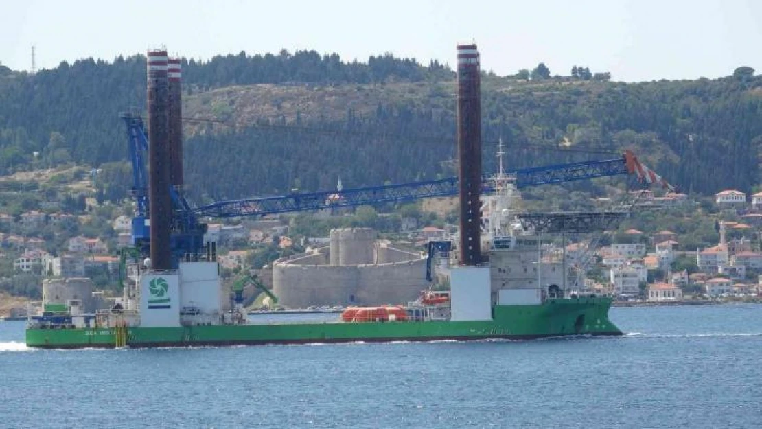 132 metre uzunluğundaki platform Çanakkale Boğazı'ndan geçti