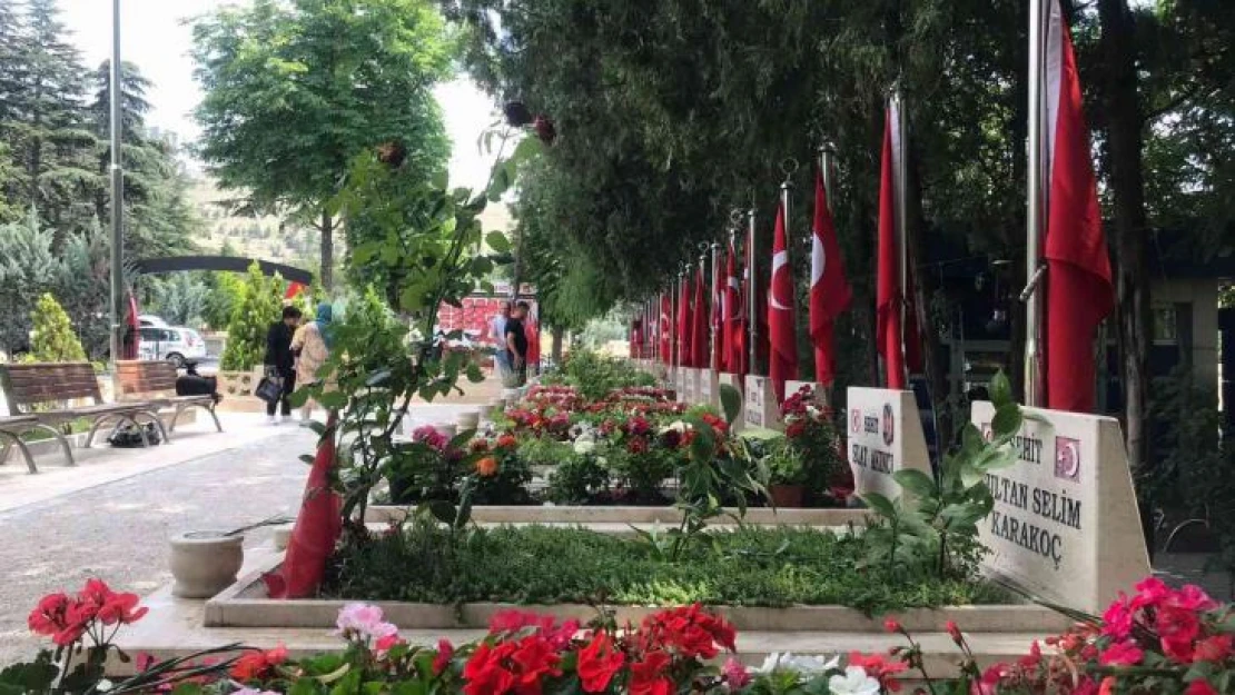 15 Temmuz şehitleri mezarları başında anıldı