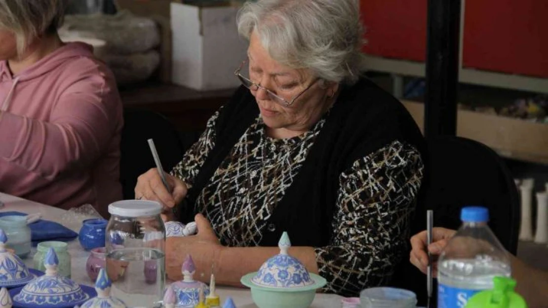 20 yıl önce Kapadokya'da gördüğü çini sanatını yaşatmaya çalışıyor