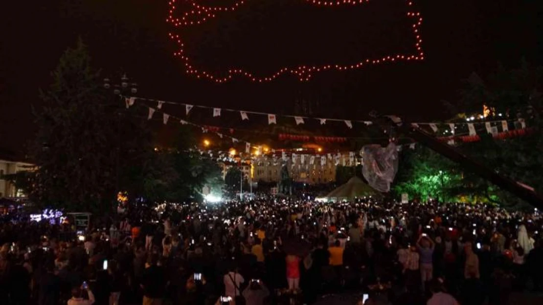 200 ışıklı dron kullanılarak yapılan gösteri hayran bıraktı