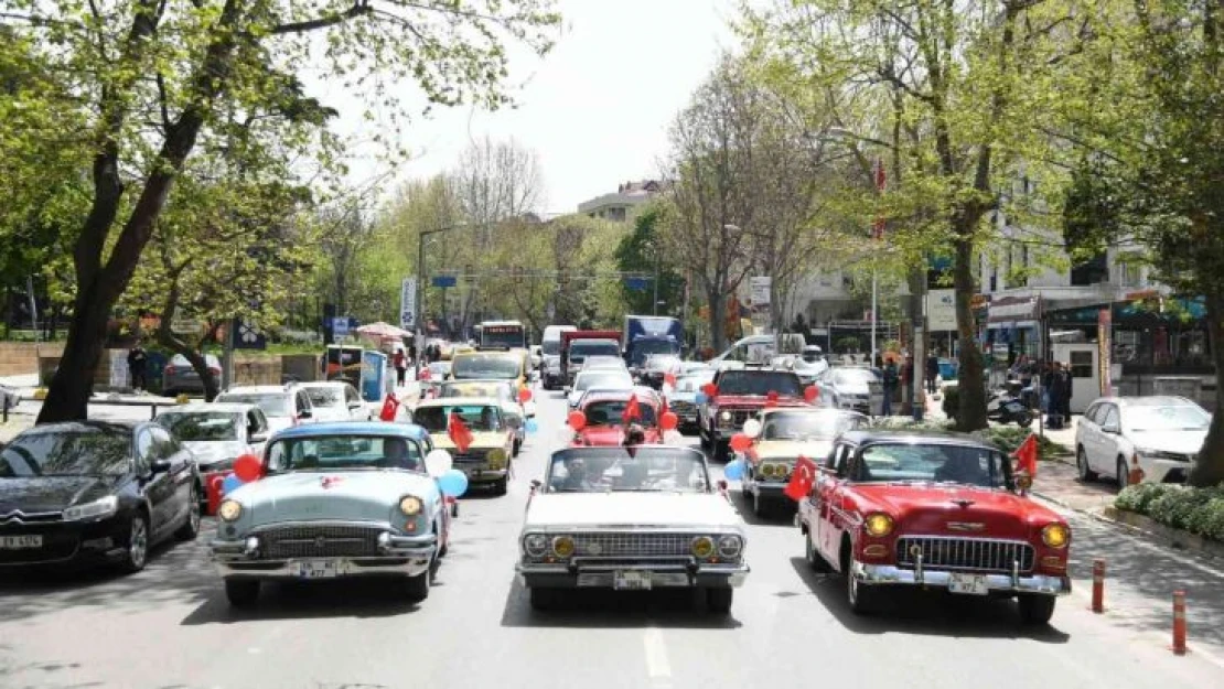 23 Nisan coşkusu klasik otomobillerle Kadıköy sokaklarına taştı