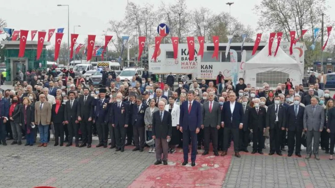 23 Nisan'da Kadıköy'de Atatürk anıtına çelenk sunuldu