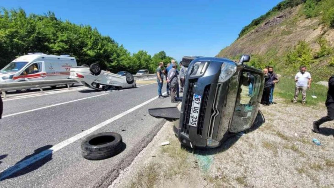 3 aracın çarpıştığı kazada otomobil takla attı