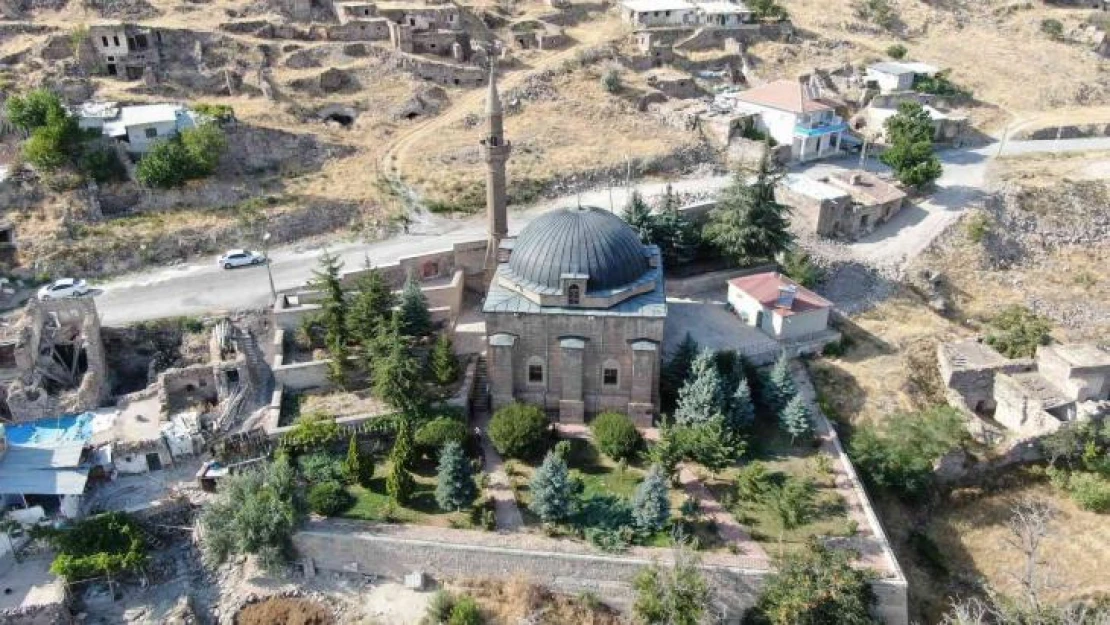 3 asırlık cami, yıllara meydan okuyor