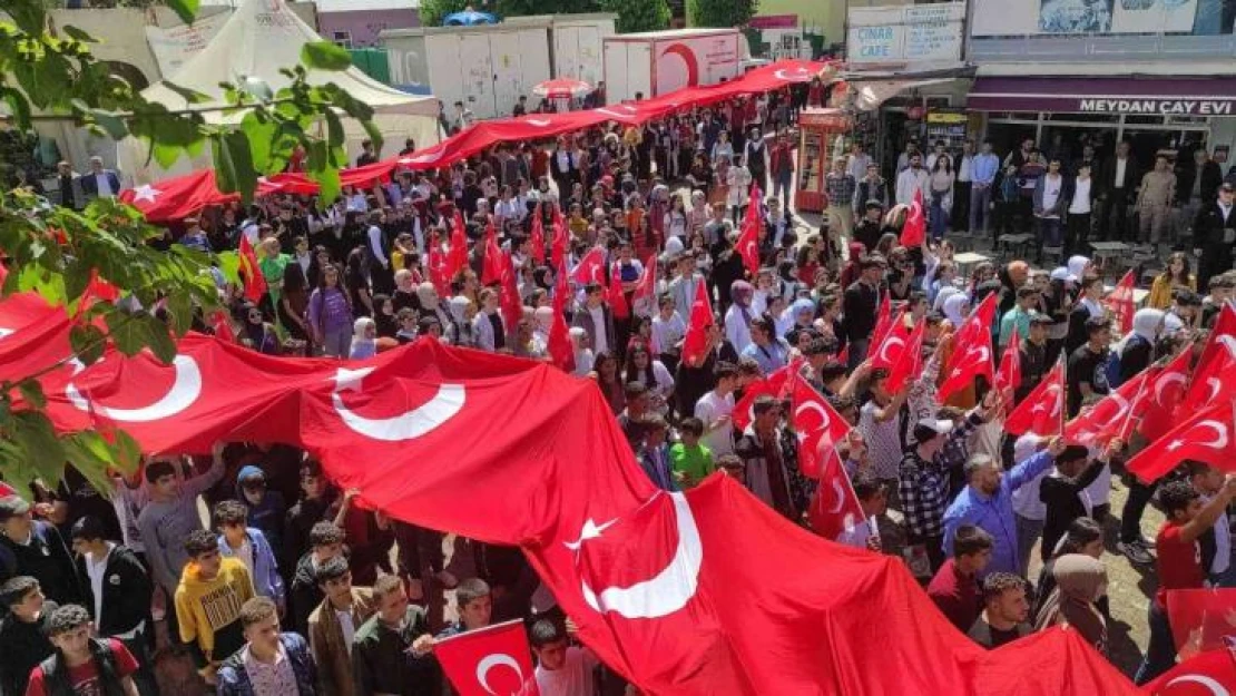 3 bin rakımlı Mereto Dağı eteklerinde dev bayrak eşliğinde yürüyüş düzenlendi