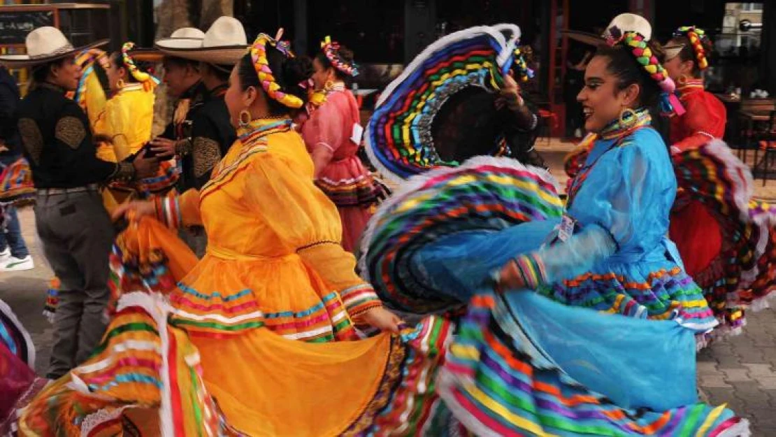 35. TUFAG Uluslararası Halk Dansları Festivali renkli görüntülerle başladı