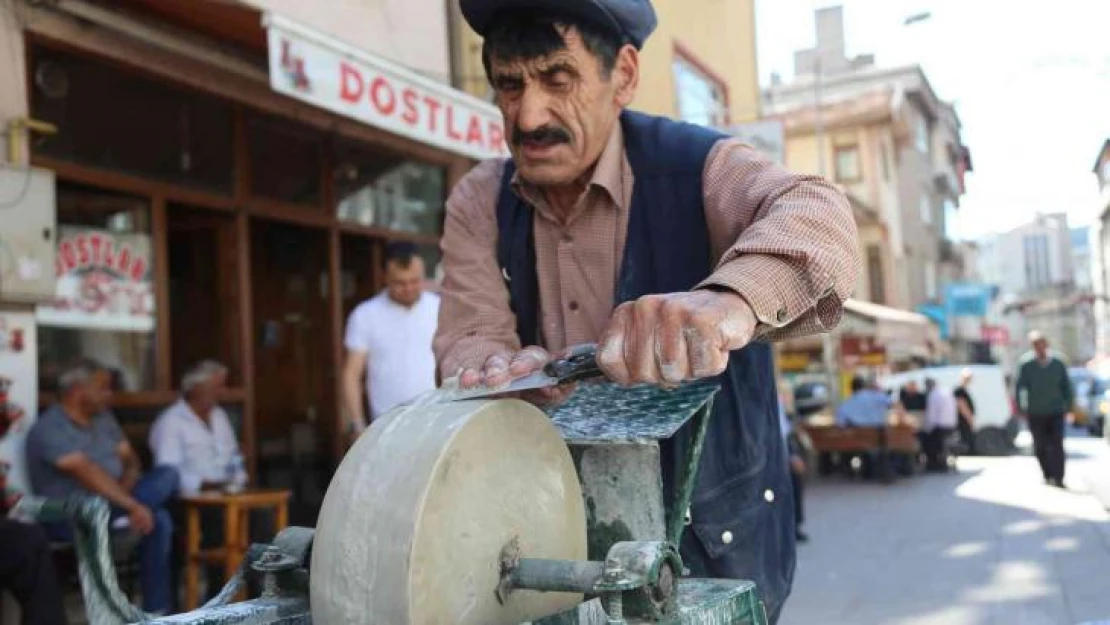 35 yıldır sokak sokak gezip ekmek parasını bıçak bileyerek çıkartıyor