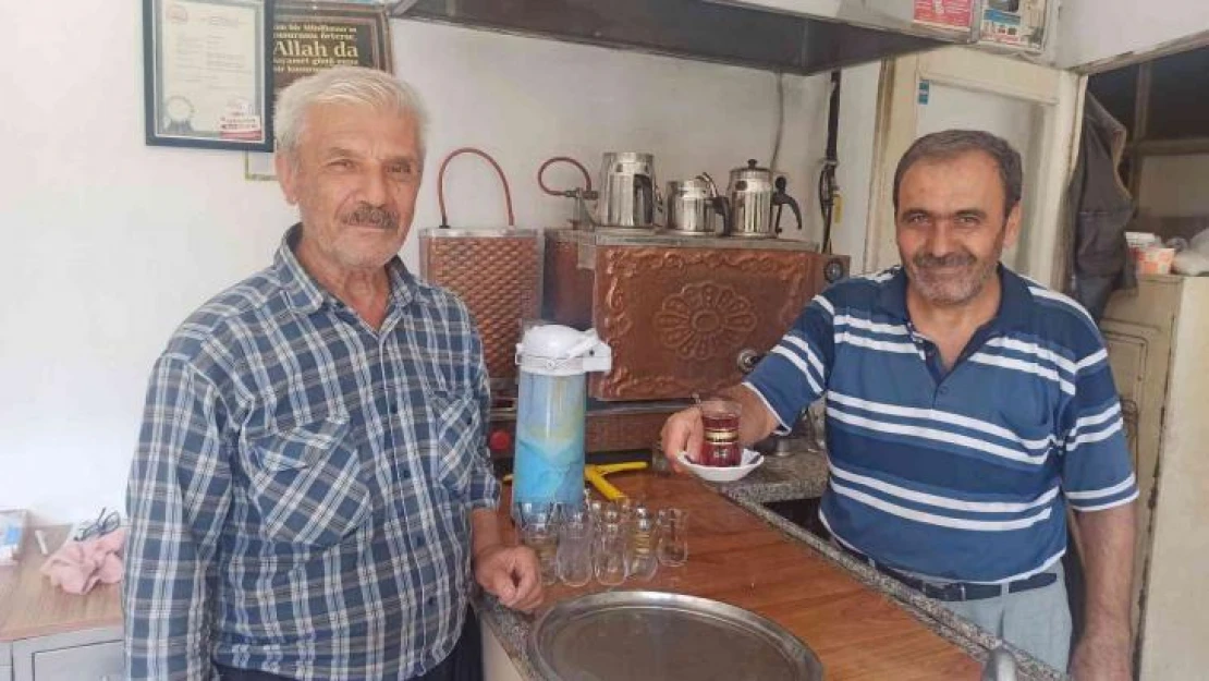 35 yıldır termosla çay satıyorlar