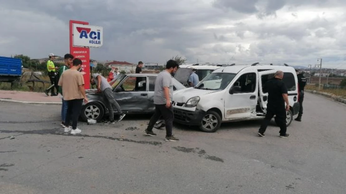 4 aracın karıştığı zincirleme kazada şans eseri yaralanan olmadı