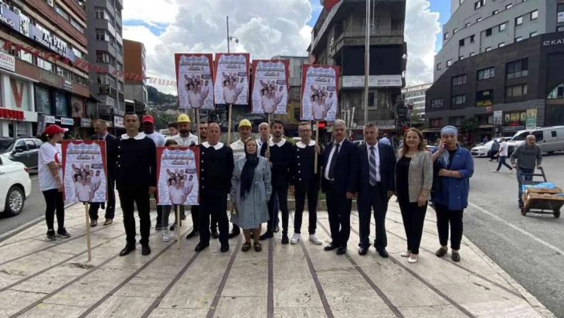 4 mahalle muhtarı çocukların okul ihtiyaçlarını karşılamak için okul üniforması giydi