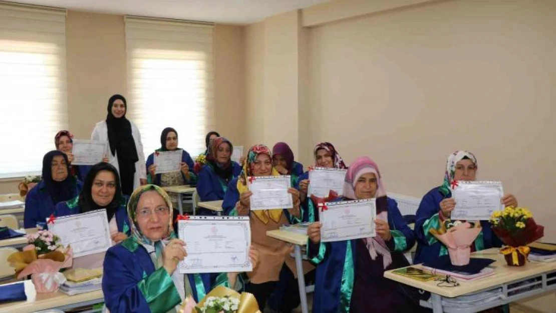 40 ve 60'lı yaşlardaki 13 kadın okuma-yazma öğrendi