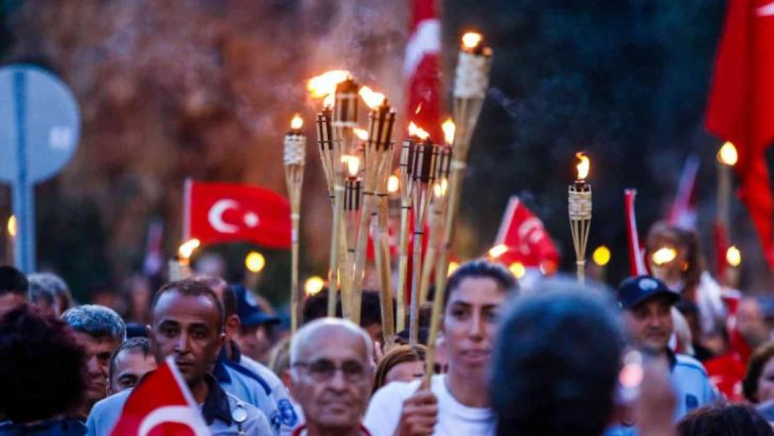 400 metrelik dev Türk bayrağı açıldı, görsel şölen oluştu