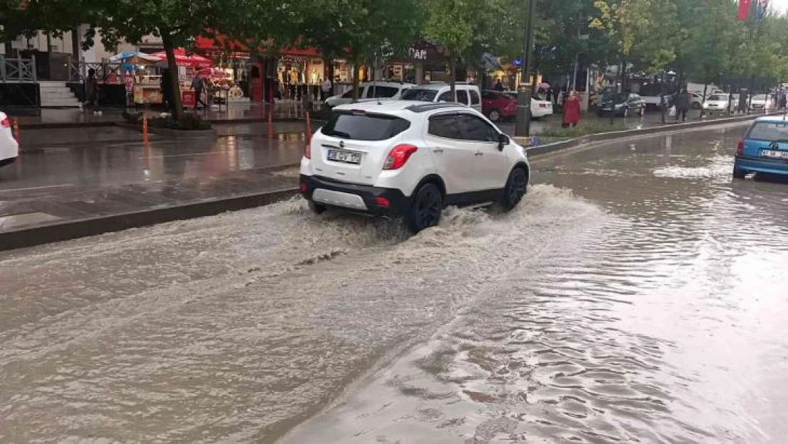 5 dakikalık yağışla Kırşehir Belediyesi'nin altyapı sorunları ortaya çıktı