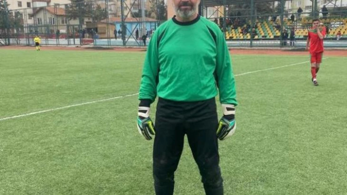 58 yaşındaki kaleci gençlere taş çıkartıyor