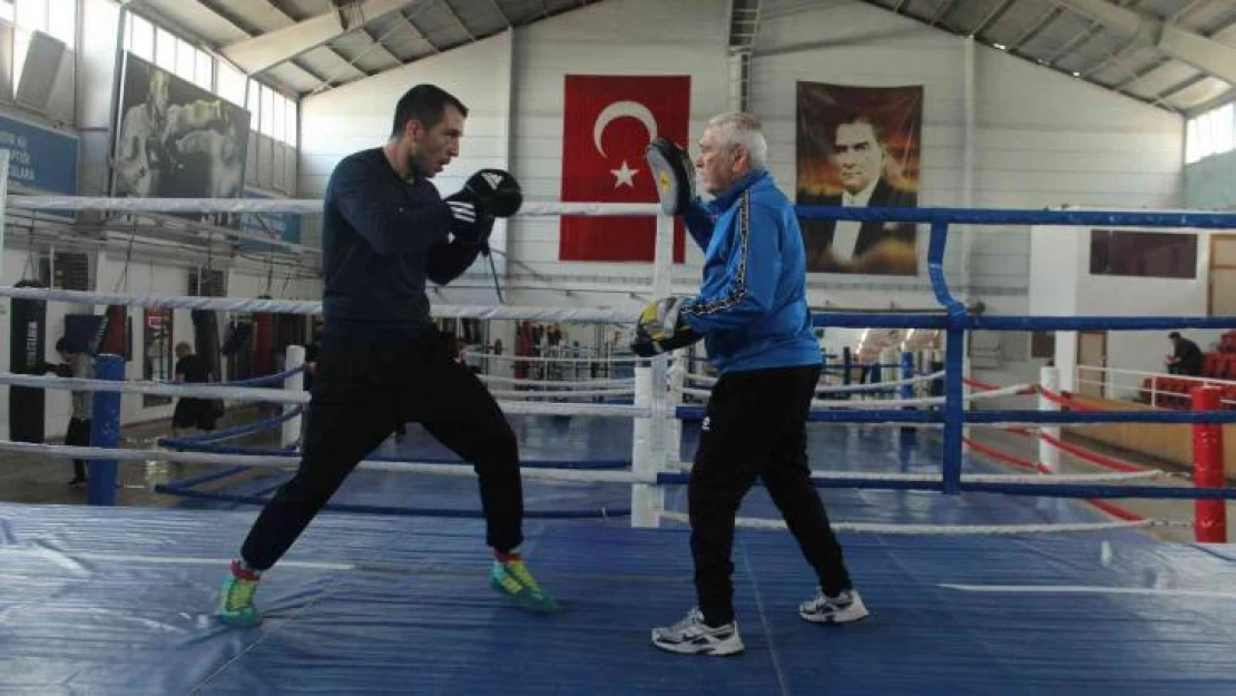 71 yaşındaki Dünya Boks Şampiyonu Kemal Sonunur ringlerden uzak kalamıyor