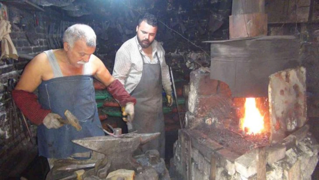 80 derecede dededen toruna demircilik mesleğini yaşatıyorlar