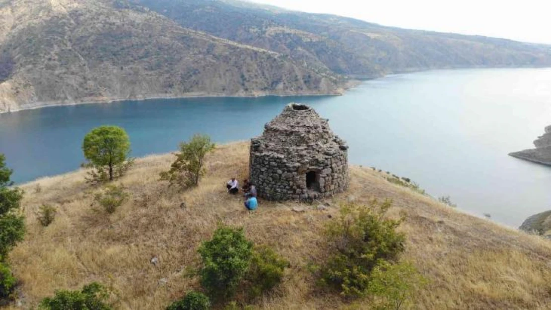 800 yıllık kümbet zamana direniyor