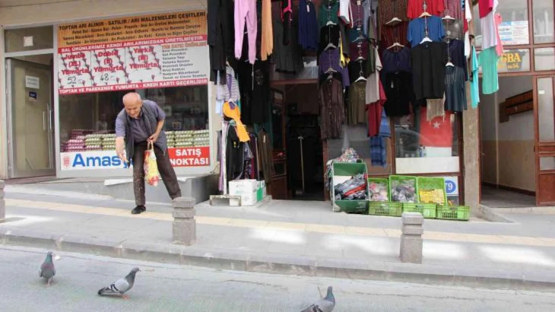 83 yaşındaki esnaf siftah parasıyla kuşlara yem alıyor