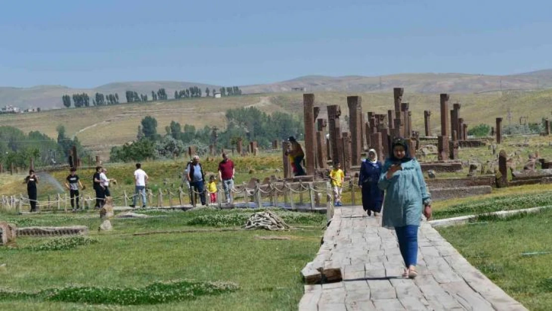 Açık hava müzesi Ahlat'ta bayram yoğunluğu