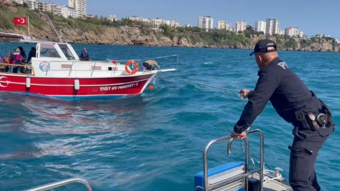 Açıldıkları tekne ile falezlere çarpmak üzere olan 9 kişinin imdadına deniz polisi yetişti