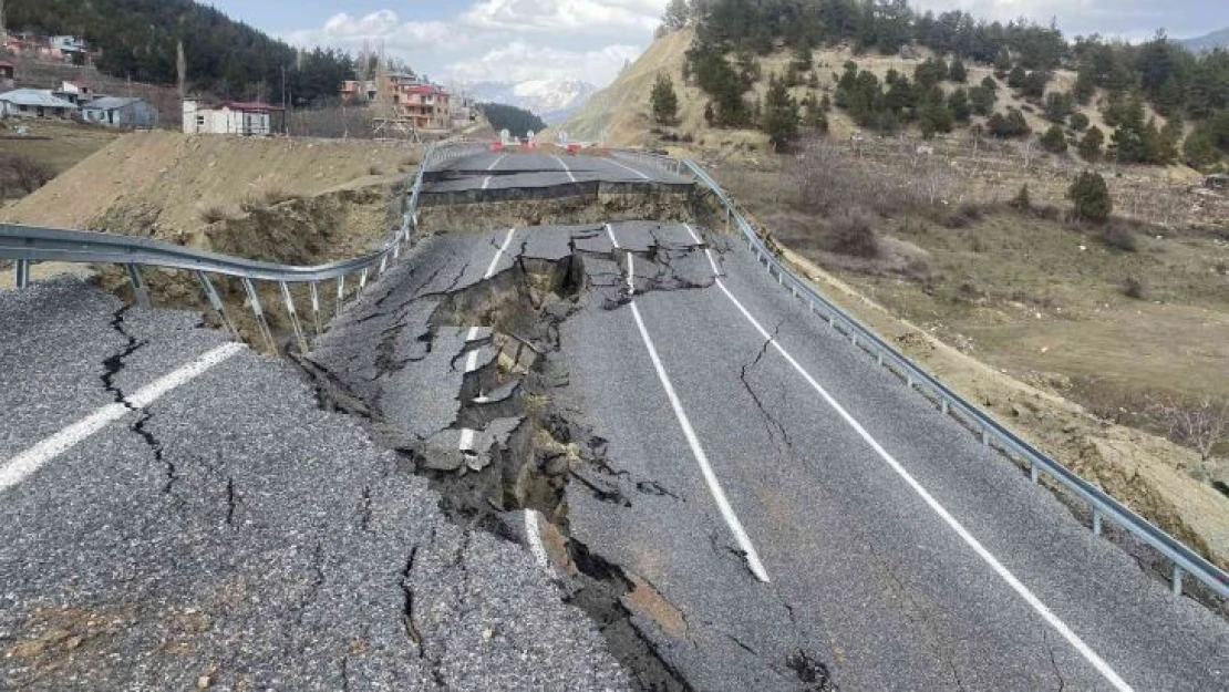 Adana'da asfalt yol çöktü