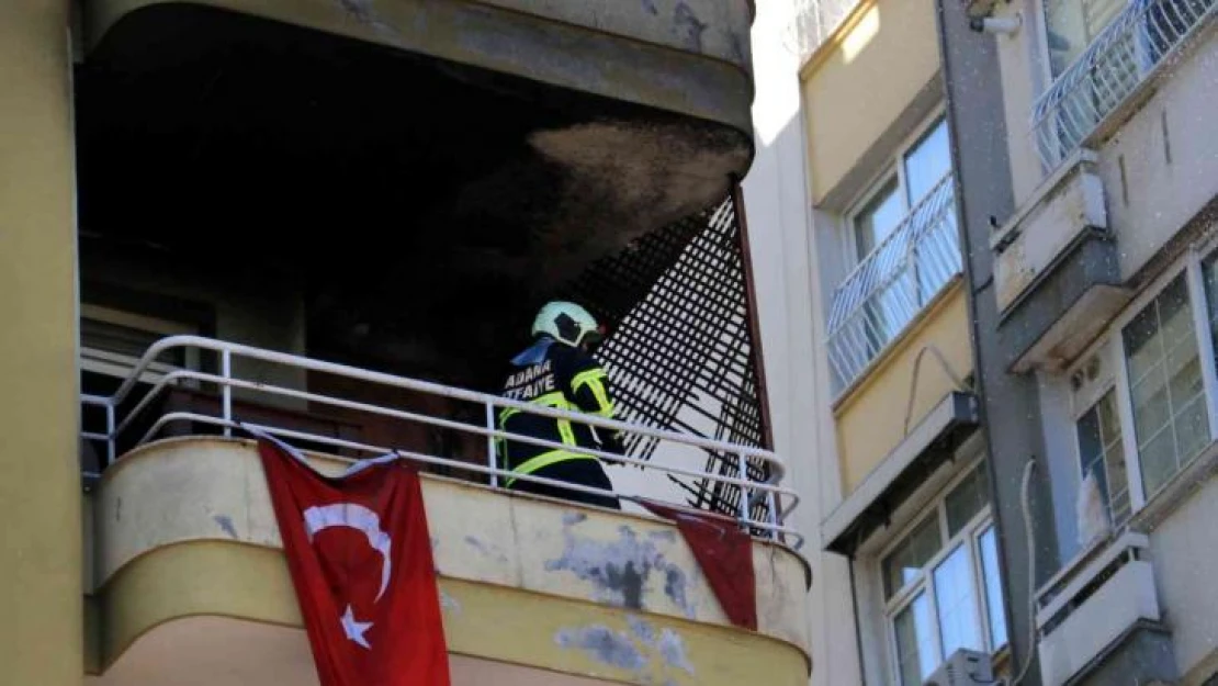 Adana'da dairenin kullanılamaz hale geldiği yangında Türk bayrakları zarar görmedi