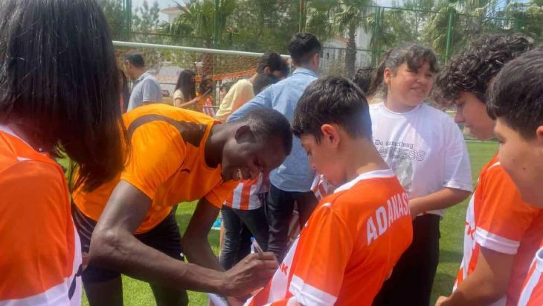 Adanaspor, bayramı gençlerle kutladı