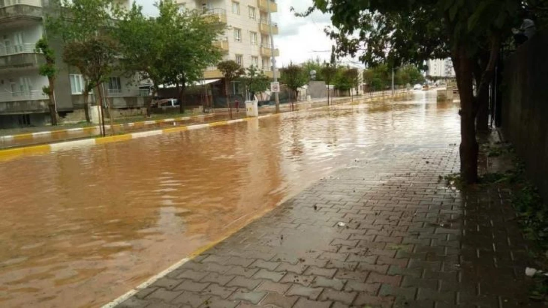 Adıyaman'da 10 dakikalık dolu ve yağmur, hayatı felç etti