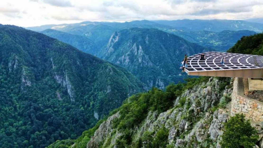 Adrenalin tutkunlarının adresi olan Beşkayalar'a cam teras