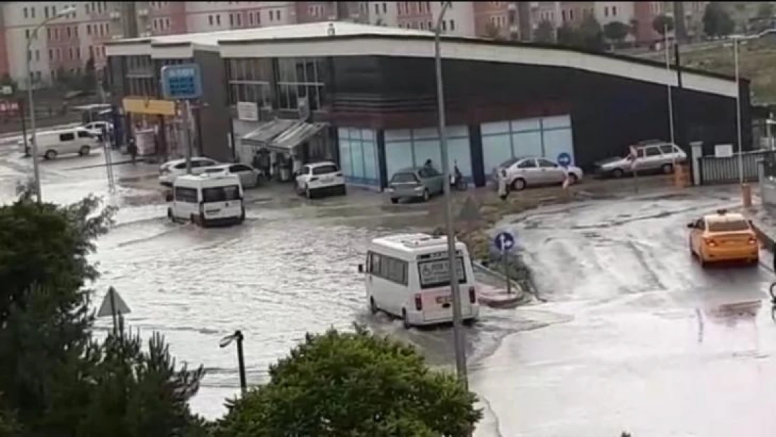 Afyonkarahisar'da sağanak yağmur yolları göle çevirdi