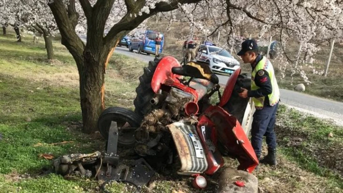 Ağaca çarpan traktörün sürücüsü hayatını kaybetti