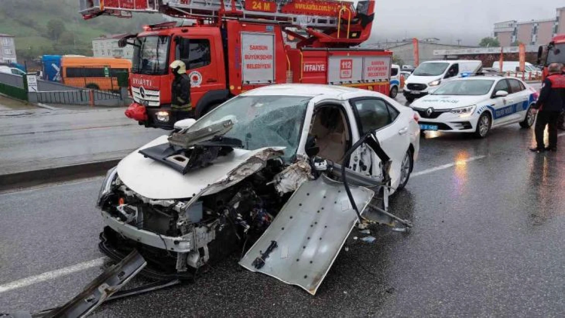 Ağaca çarparak hurdaya dönen otomobilden yaralı çıktılar