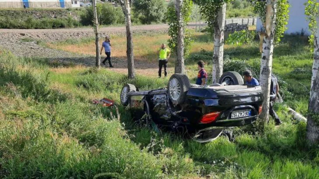 Ağrı'da virajı alamayan araç takla attı