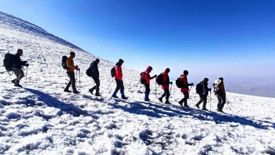 Ağrı Dağı'nın zirvesinde çay içip kahvaltı yaptılar