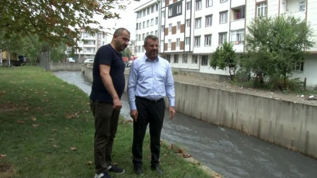 AK Parti Esenyurt ilçe başkanı sel bölgesine gelerek incelemelerde bulundu