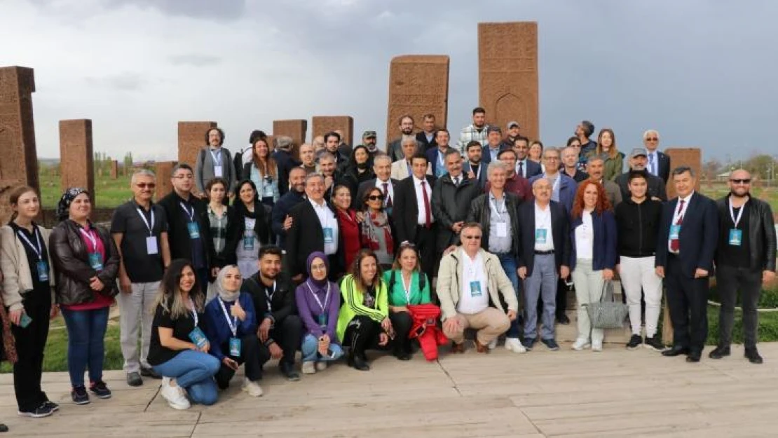 Akademisyenler Ahlat'ın tarihi mekanlarını gezdi