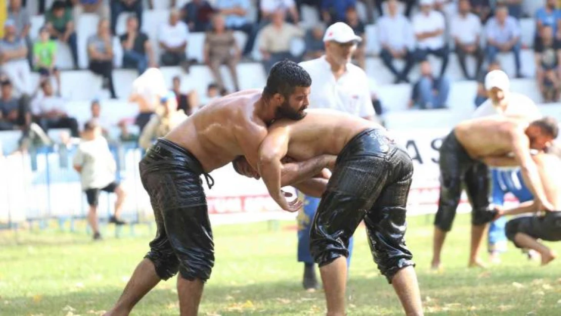 Akbalık Yağlı Güreşleri Başpehlivanı Serhat Gökmen oldu