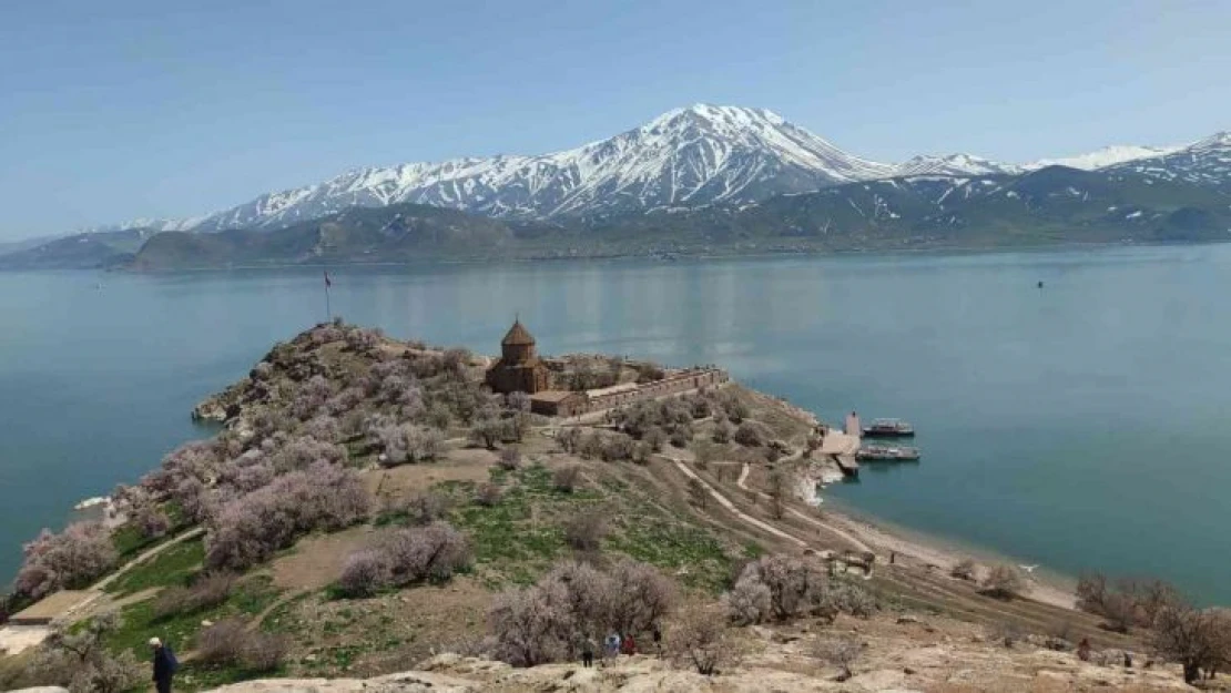 Akdamar Adası'nda ilkbahar güzelliği