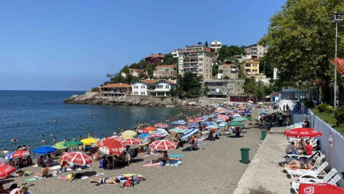 Akdeniz sahillerini aratmadı, yüzlerce vatandaş halk plajına akın etti