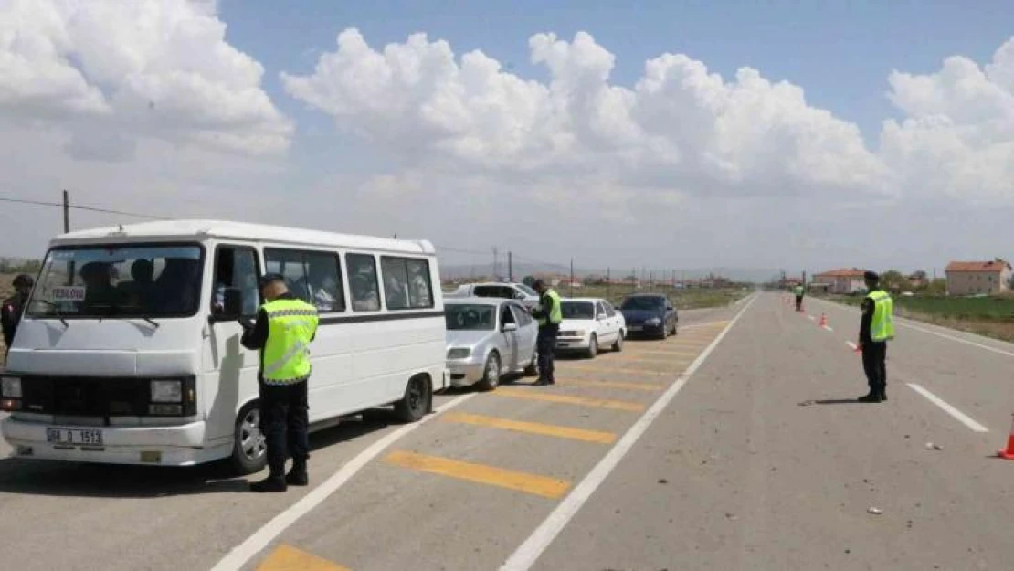 Aksaray'da jandarma bayram öncesi trafiği hem havadan hem de karadan denetliyor