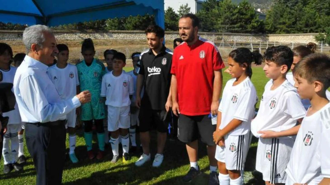 Akşehir Onur Günü U12 Futbol Turnuvası, çekişmeli maçlara sahne oluyor