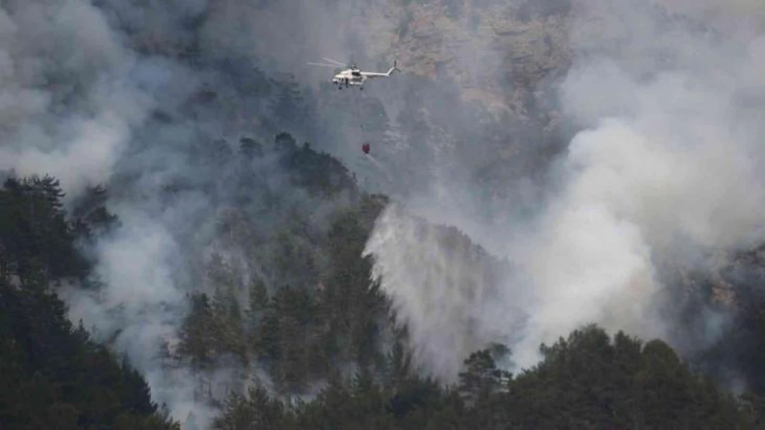 Alanya'daki yangına helikopter, 200 işçi ve 22 arazözle müdahale ediliyor