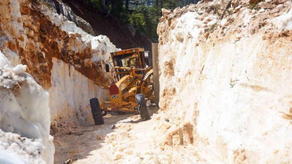 Alanya'nın karla kaplı Gökbel ve Çökele yayla yolu ulaşıma açıldı