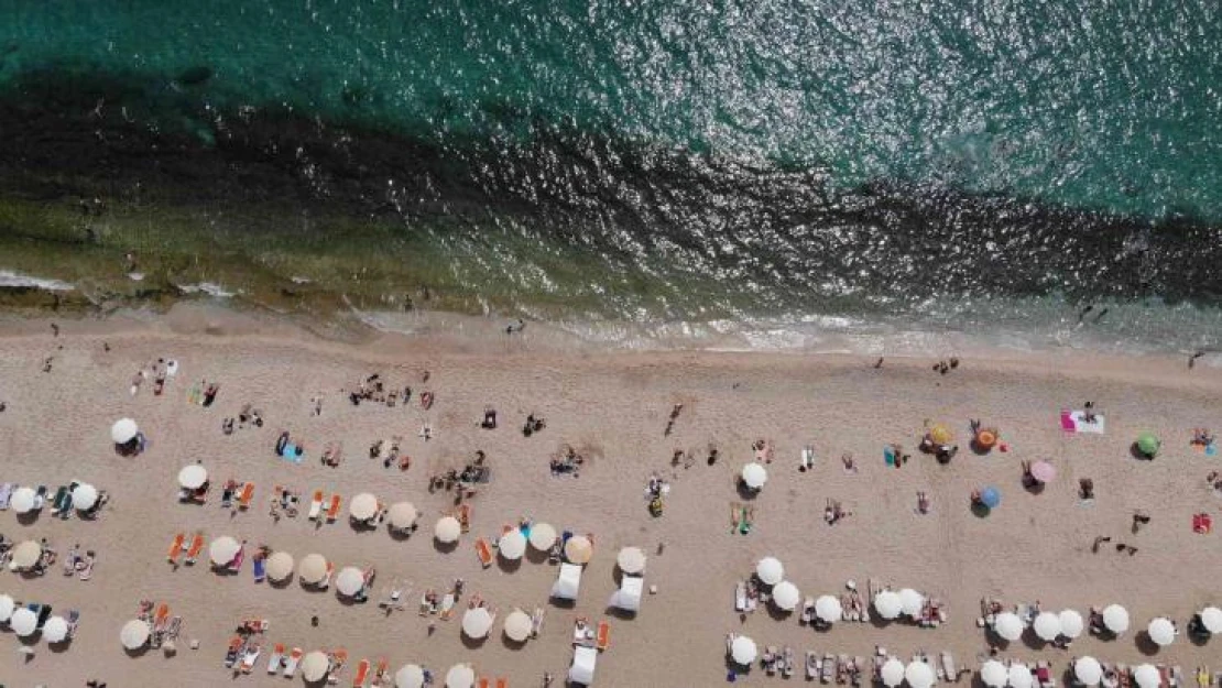 Alanya plajları bayram tatilinde yerli yabancı akınına uğradı